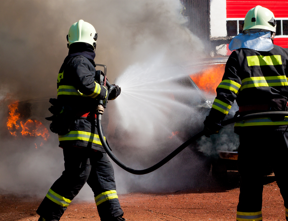 Пожарные услуги. Фото пожарный тушит огонь вектор черный. Firemen Shutterstock. Extinguish. Один тушит все руководят.